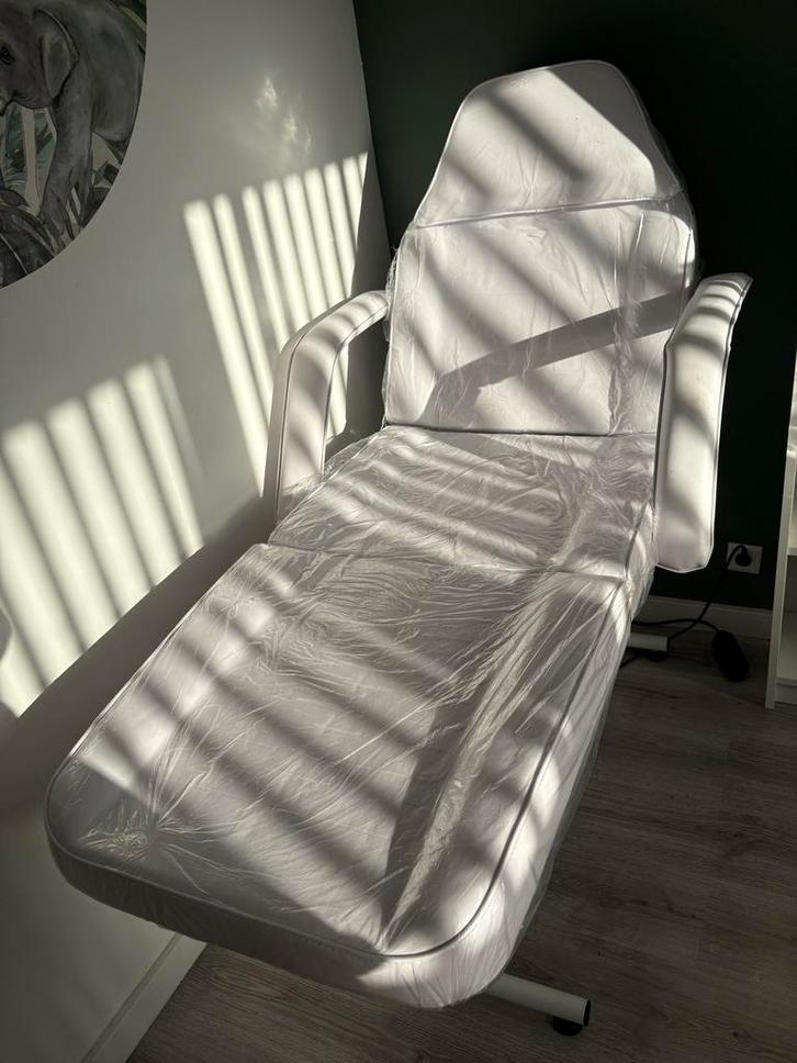 Witte behandelstoel voor nagelstyliste/schoonheidsspecialist, Huis en Inrichting, Stoelen, Zo goed als nieuw, Eén, Kunststof, Wit