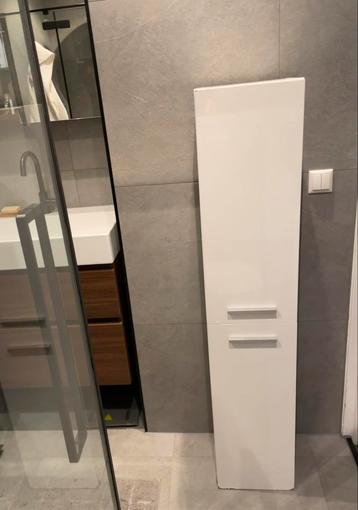 Witte hoogglans badkamerkast met ophangbeugel