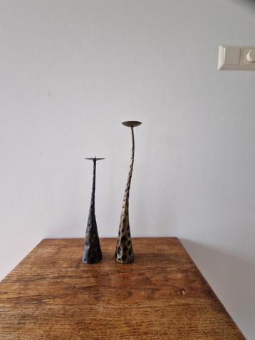 Bijzondere kandelaars, gehamerd metaal beschikbaar voor biedingen
