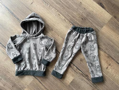 Leuk grijs chillpak Nijn maat 98-104, Kinderen en Baby's, Kinderkleding | Maat 98, Zo goed als nieuw, Jongen of Meisje, Setje