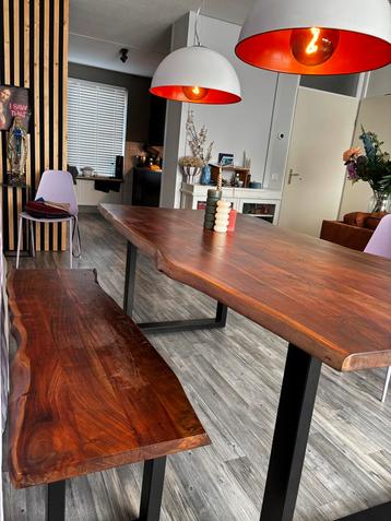 Houten Eettafel met Bankje - Robuust & Gezellig beschikbaar voor biedingen