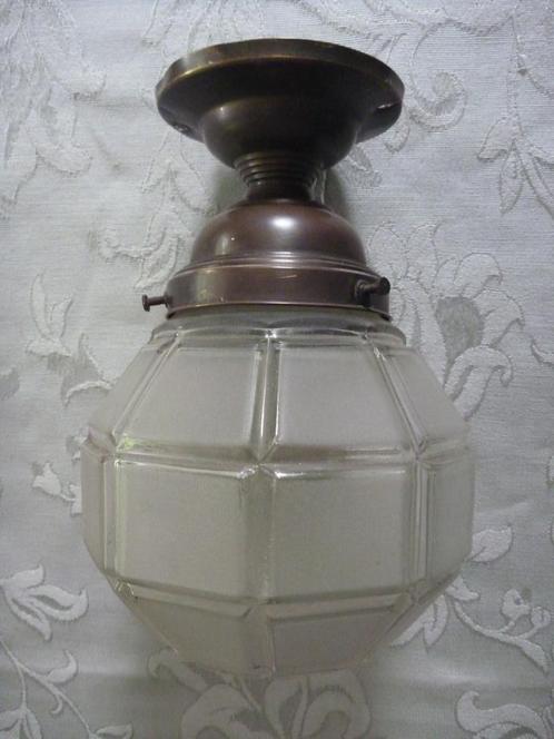 Art Deco Plafondlamp met geslepen gematteerd glazen bol, Antiek en Kunst, Antiek | Lampen, Ophalen of Verzenden