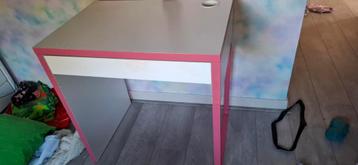 leuke kinderbureau met bureaustoel beschikbaar voor biedingen