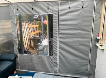 Voorhang met raam en deur beschikbaar voor biedingen