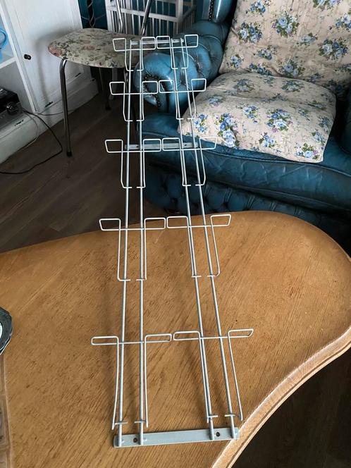 Kaarten rek metaal licht grijs.  Verticaal wandrek 10st, Huis en Inrichting, Woonaccessoires | Wanddecoraties, Zo goed als nieuw
