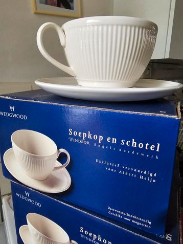 4 Wedgwood Windsor Soepkoppen en Schotels beschikbaar voor biedingen