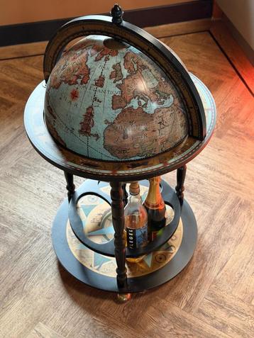 Globe Bar – Wereldbol drankwagen beschikbaar voor biedingen