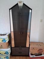 Vitrinekast met twee lades. Aubergine kleur met zwart, Ophalen, 25 tot 50 cm, 50 tot 100 cm