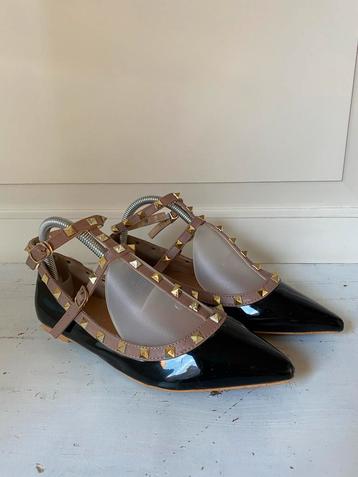 Zwarte schoenen lak met studs beschikbaar voor biedingen