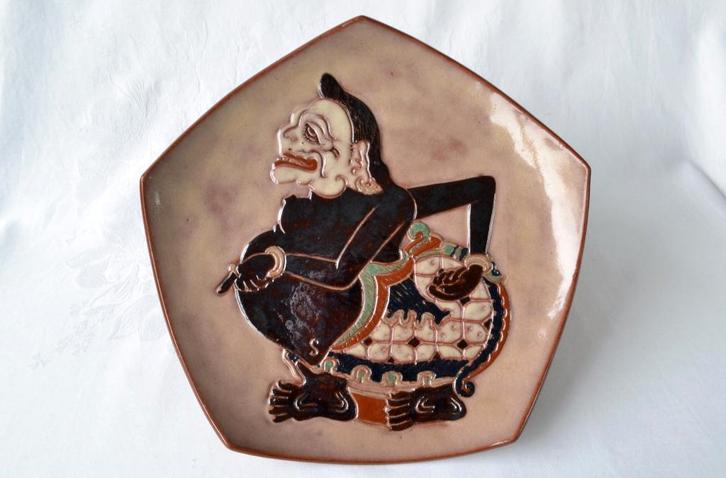 Wajang schaal / bord Semar – Klampok keramiek, JAVA 1960–78, Antiek en Kunst, Antiek | Schalen, Ophalen of Verzenden
