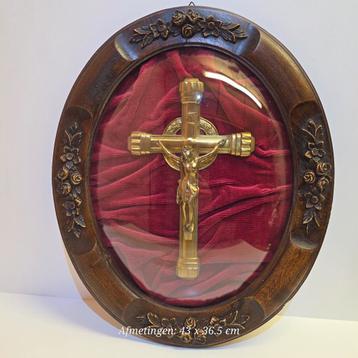 Bronzen Jezus in bolglas schilderij op rood fluweel beschikbaar voor biedingen