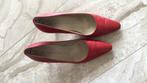 Peter Kaiser rood met hak 9 cm. Maat 7., Peter Kaiser, Pumps, Ophalen of Verzenden, Gedragen