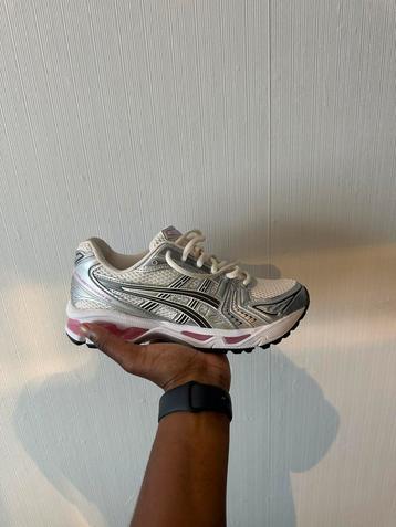 Asics Gel-Kayano 14 Cream/Sweet Pink Maat 38 beschikbaar voor biedingen