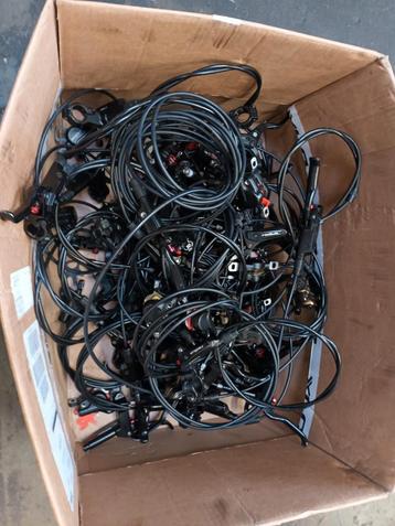 Grote doos met afgekeurde Hydraulische Remsets  beschikbaar voor biedingen