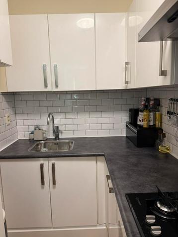 Inbouw keuken L-vorm met apparatuur beschikbaar voor biedingen