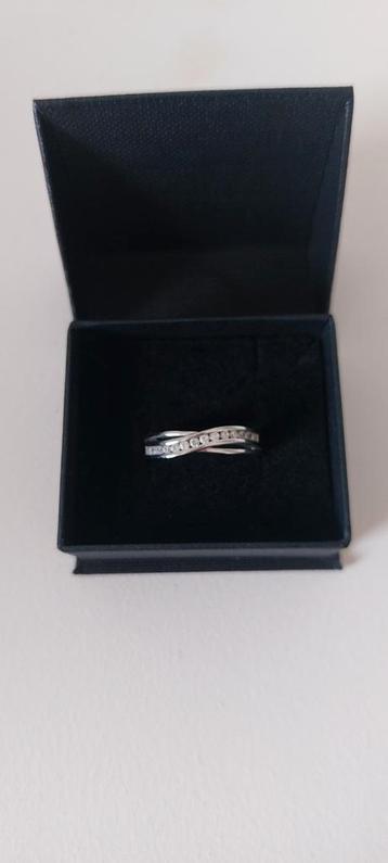 Zilveren ring met zirkonia 19 mm / maat 60 beschikbaar voor biedingen