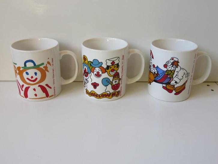 3 aardewerken Blokker Cliniclowns ontwerpwedstrijd mokken, Huis en Inrichting, Keuken | Servies, Zo goed als nieuw, Kop(pen) en/of Schotel(s)