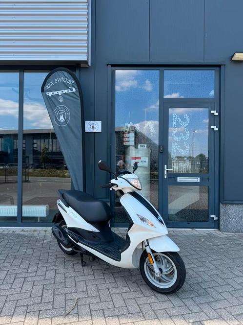 Piaggio new fly - Garantie - 6000km - Zeer nette staat., Fietsen en Brommers, Scooters | Piaggio, Zo goed als nieuw, Fly, Maximaal 25 km/u