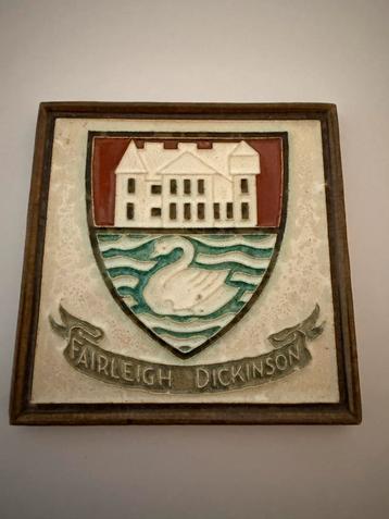 Cloisonne Porceleyne Fles Fairleigh Dickinson Tegel beschikbaar voor biedingen