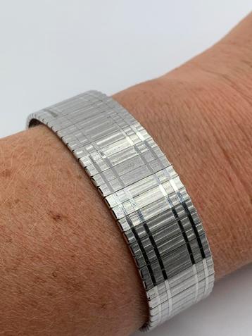 T623 Prachtige zilveren armband chique beschikbaar voor biedingen