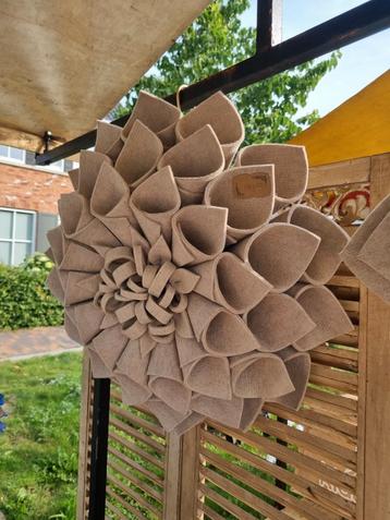 Wanddecoratie's bloemen en strikken  beschikbaar voor biedingen