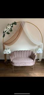 Te huur: Bruidsbankje backdrop zuilen bloemen, Hobby en Vrije tijd, Feestartikelen | Verhuur, Ophalen, Zo goed als nieuw, Geboorte of Huwelijk