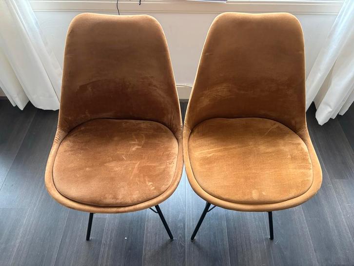 Twee okergele suède stoelen in Amsterdam, Antiek en Kunst, Antiek | Meubels | Stoelen en Banken, Ophalen