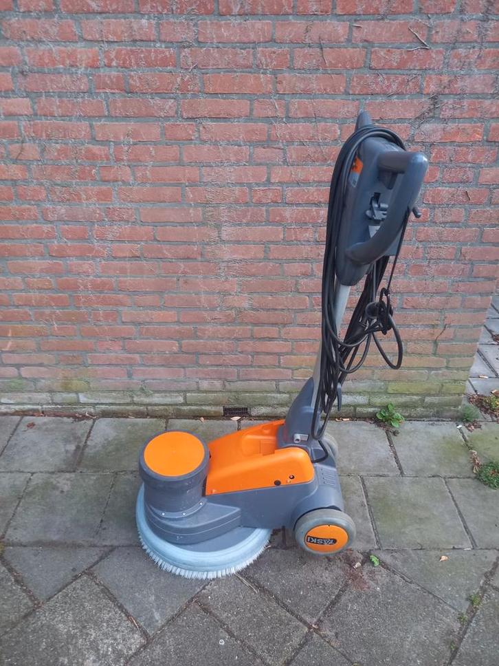Taski Ergodisc 200 Eenschijfmachine

Goedwerkende machine, Doe-het-zelf en Verbouw, Reinigingsmachines, Gebruikt, Schrobmachine