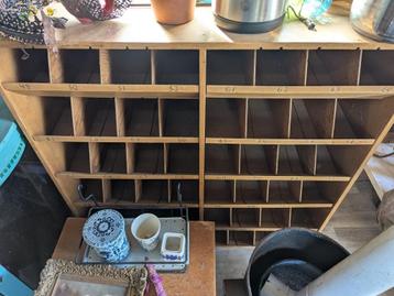 Houten vakkenkast / postkast – ca. 100 cm hoog beschikbaar voor biedingen