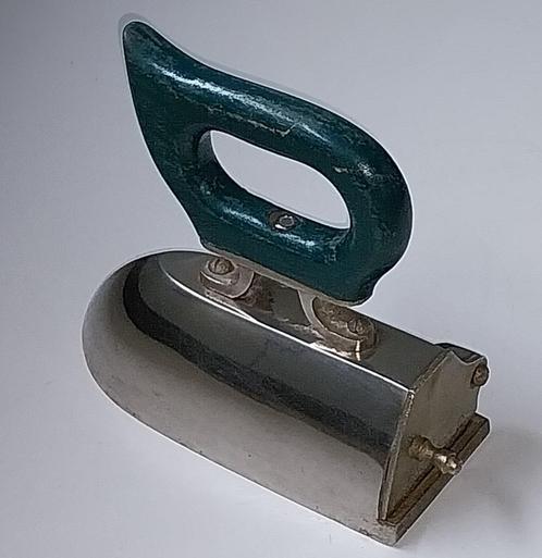 Antieke kolenstrijkbout/Strijkijzer met kolencompartiment, Antiek en Kunst, Antiek | Gereedschap en Instrumenten, Ophalen of Verzenden