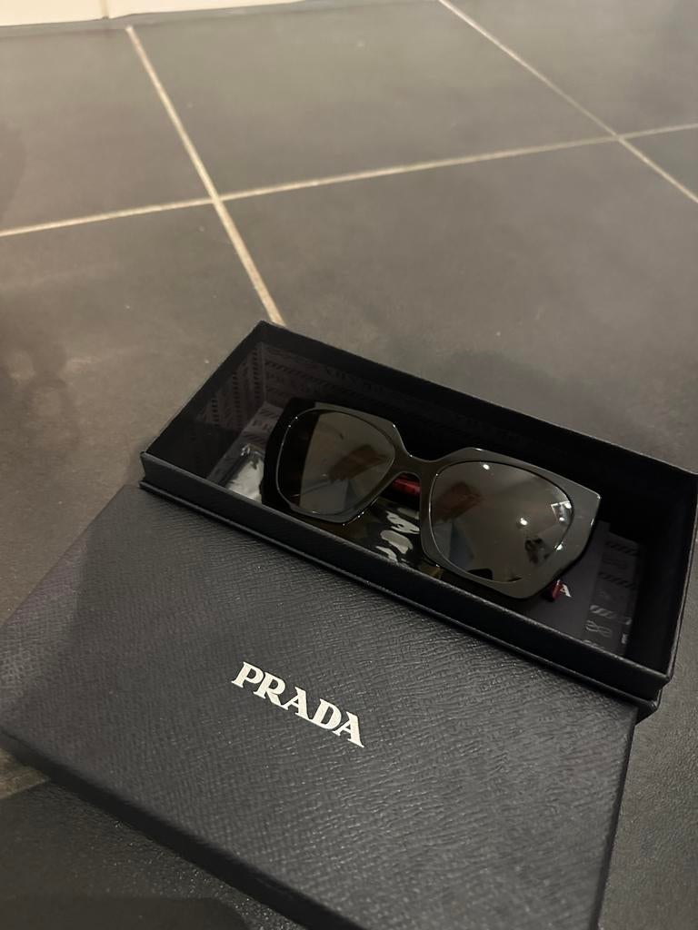 Prada zonnebril, Ophalen of Verzenden, Zo goed als nieuw, Zwart, Overige merken