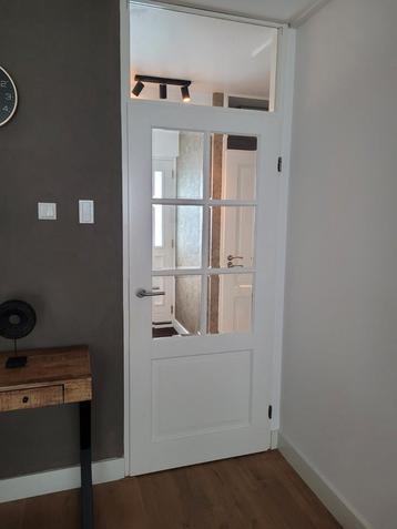 Mooie binnendeur 83x200.5 met glas opdekdeur beschikbaar voor biedingen