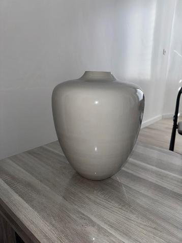 Beige vaas beschikbaar voor biedingen