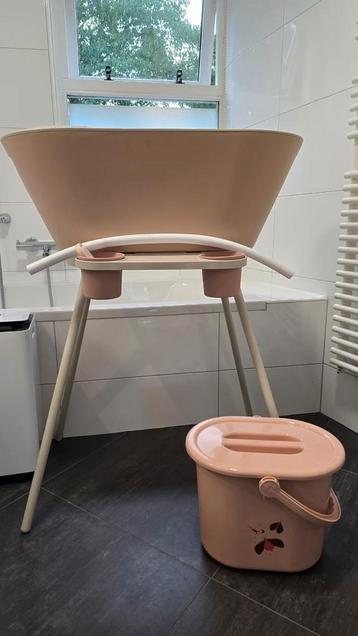 Babybadje met standaard, emmer en accessoires beschikbaar voor biedingen