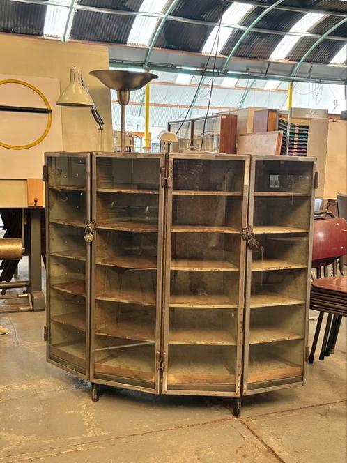 Vintage industriële vitrinekast, Huis en Inrichting, Kasten | Vitrinekasten, Gebruikt, 100 tot 150 cm, 100 tot 150 cm, 25 tot 50 cm