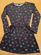 Zwarte jurk met hartjes print - maat 128, Kinderen en Baby's, Kinderkleding | Maat 128, Ophalen of Verzenden, Gebruikt, Meisje