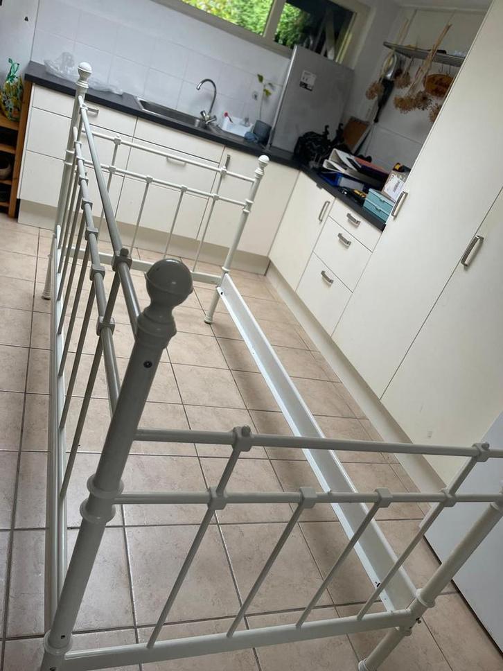 Wit metalen Ikea bed 90 x 200 cm, Huis en Inrichting, Slaapkamer | Bedden, Zo goed als nieuw, Eenpersoons, 90 cm, Metaal, Wit