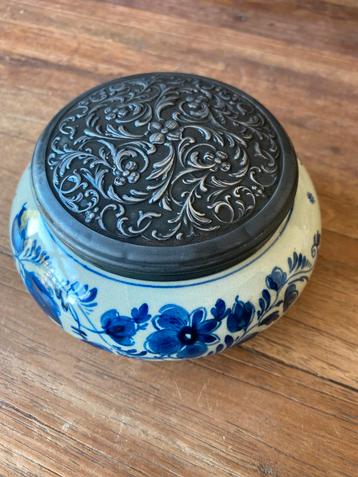 Delfts Blauw Schaaltje met Zilveren Deksel beschikbaar voor biedingen