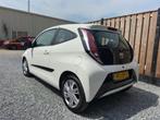 Toyota Aygo 1.0 VVT-i x-wave Automaat | Camera | Nieuwe APK, Auto's, Toyota, Gebruikt, Euro 6, 4 stoelen, Leder en Stof