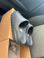 Yeezy Slide Slate Grey Maat: 43, Kleding | Heren, Schoenen, Ophalen of Verzenden, Nieuw, Overige kleuren
