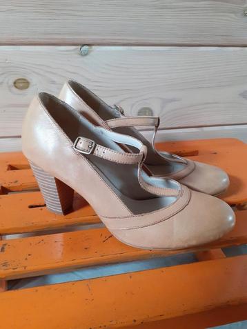 Leuke pumps, mt 39 vallen klein uit.  beschikbaar voor biedingen