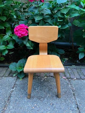 Stevig houten schoolstoeltje/kleuterstoeltje (Schilte) beschikbaar voor biedingen