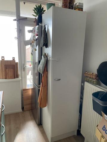 GRATIS kleding kast of keukenkast beschikbaar voor biedingen