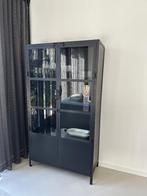 Gigameubel zwarte metalen vitrinekast, Huis en Inrichting, Kasten | Vitrinekasten, Ophalen, Met deur(en), 100 tot 150 cm, Zo goed als nieuw