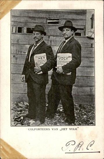 Amsterdam  Colporteurs van krant Het VOLK st 1901 schaars beschikbaar voor biedingen