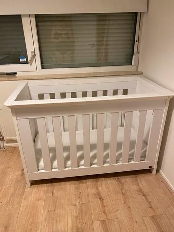 TWF ledikant en commode beschikbaar voor biedingen