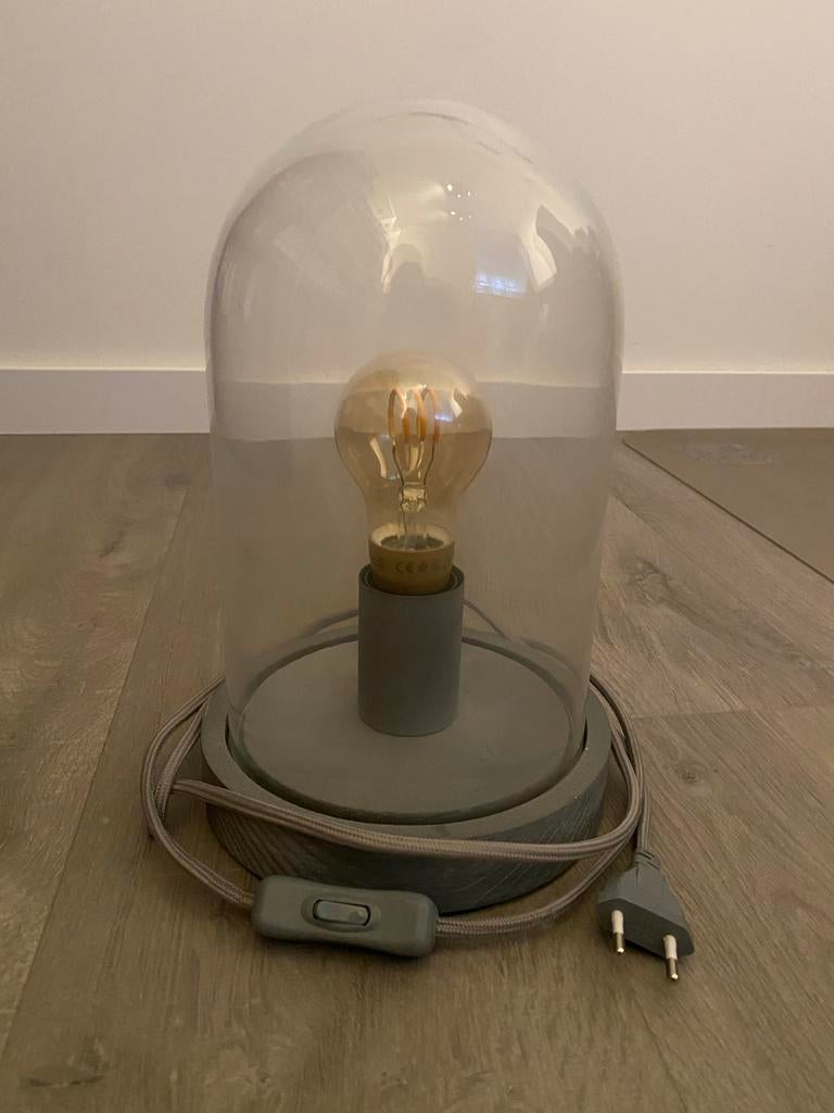 Moderne tafellamp grijs met glazen stolp, Huis en Inrichting, Lampen | Tafellampen, Ophalen, Zo goed als nieuw, Glas, Minder dan 50 cm
