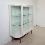 Witte vintage lattenvitrine “Bianca” op gouden poten, Huis en Inrichting, Met deur(en), 100 tot 150 cm, Art deco, 100 tot 150 cm