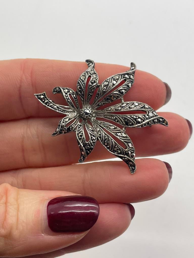 B867 Prachtige zilveren broche bloem markasiet, Sieraden, Tassen en Uiterlijk, Antieke sieraden, Ophalen of Verzenden, Zilver