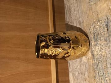 Goudkleurige vaas beschikbaar voor biedingen